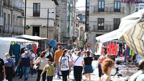 &Aacute;s doce do mediod&iacute;a deste 3 de agosto de 2020, o da imaxe era o aspecto da praza nun d&iacute;a de feira en Ver&iacute;n. | FOTO: Noelia Caseiro.