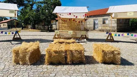 Os postos artesanais na Mezquita listos para acoller a I Feira Artesanal "Artesanato" este m&eacute;rcores, 6 de agosto. | FOTO: Cedida.