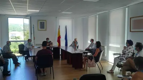 Unha vez m&aacute;is, no pleno deste mediod&iacute;a, auedaron patentes as diferencias existentes entre Veci&ntilde;os de Monterrei e o rexedor local, Jos&eacute; Luis Su&aacute;rez. | FOTO: Xos&eacute; Lois Colmenero.