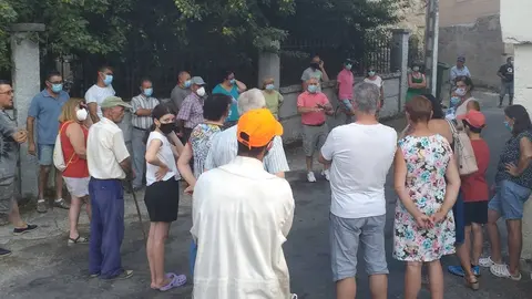 Los vecinos de San Cristovo se reunieron este jueves por la tarde en la localidad, la m&aacute;s da&ntilde;ada por las llamas. | FOTO: Xos&eacute; Lois Colmenero.