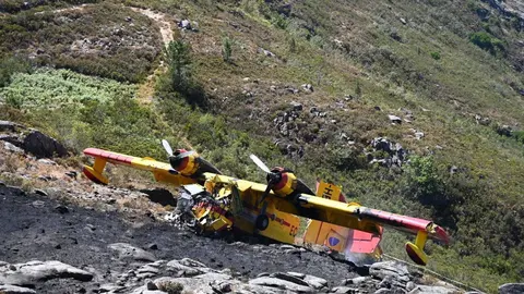O avi&oacute;n FOGA que impactou contra a ladeira do monte mentres realizaba as tarefas de extinci&oacute;n en Man&iacute;n, en Lobios. | FOTO: Noelia Caseiro.