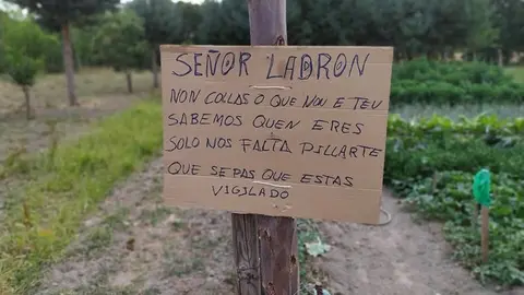 Un dos carteis colocados nun dos predios afectados polos furtos, en Flariz (Monterrei). | FOTO: Cedida.