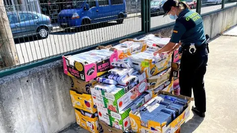 O equipo da Garda Civil examina a mercanc&iacute;a incautada aos condutores do veh&iacute;culo detido na A-52. | FOTO: Cedida.