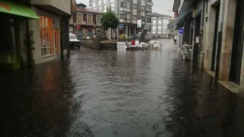 Un ano m&aacute;is, a r&uacute;a Maior acabou aneg&aacute;ndose en poucos minutos. | FOTO: Protecci&oacute;n Civil.