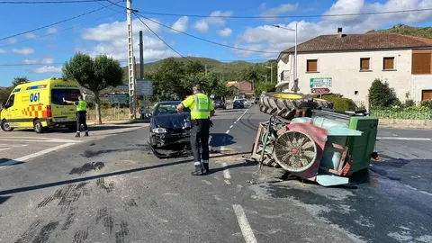 El impacto provoc&oacute; el vuelco del tractor. | FOTO: Cedida.