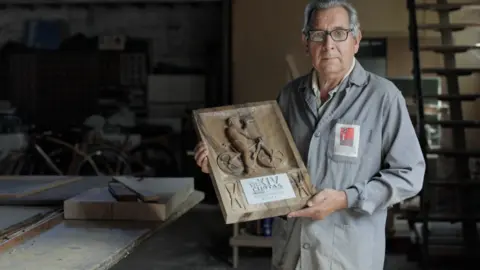Gerardo Fern&aacute;ndez, artesano ebanista y padre del fallecido y querido "Geri", en su taller con el dise&ntilde;o del Premio del P&uacute;blico.
