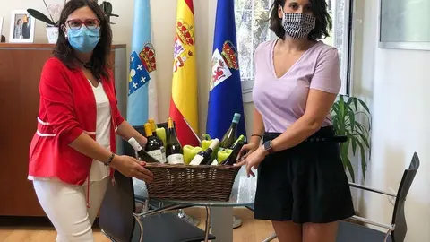 Ana Mar&iacute;a Villarino Pardo, a alcaldesa (esquerda), fai entrega do lote de produtos da hora de O&iacute;mbra a Mar&iacute;a Pardo Prada.