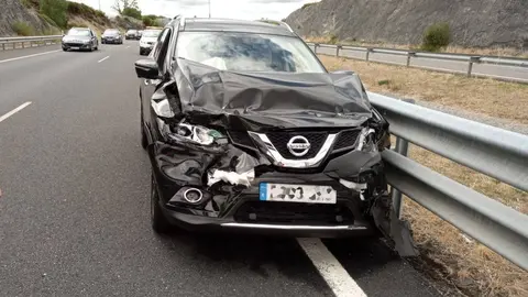 As&iacute; qued&oacute; el frontal del veh&iacute;culo que impact&oacute;, por detr&aacute;s, con el cami&oacute;n frigor&iacute;fico.
