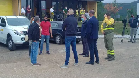 El equipo de la BRIF de Laza reunido hoy en la base con el secretario general de la UGT en Espa&ntilde;a, Pepe &Aacute;lvarez. | FOTO: Xos&eacute; Lois Colmenero.