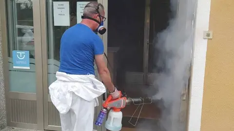 Luis Dam&eacute;a, de DDD Control de plagas Ver&iacute;n, desinfectando uno de los locales comerciales en Soutelo Verde (Laza).