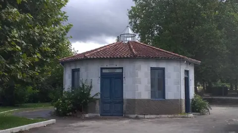La "buvette" de Aguas de Sousas, en el barrio verinense del mismo nombre. | FOTO: Xos&eacute; Lois Colmenero.