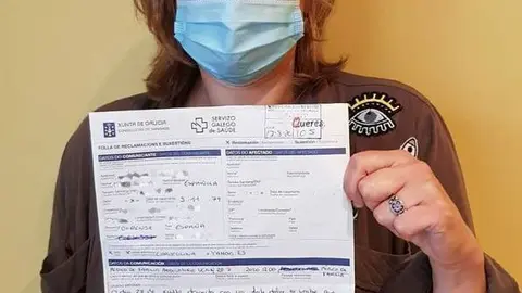 Cristina Sanmamed, con la reclamaci&oacute;n interpuesta ante la direcci&oacute;n del centro de salud de Ver&iacute;n.