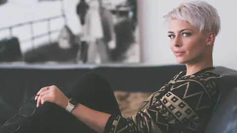  Oda a las canas: Trucos con estilo para dejarte el pelo gris 