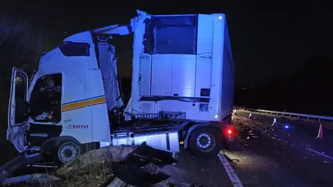 O tr&aacute;iler accidentado esta madrugada no km 169,800 da autov&iacute;a A-52 (Benavente-Porri&ntilde;o), sentido Porri&ntilde;o. | FOTO: Cedida.