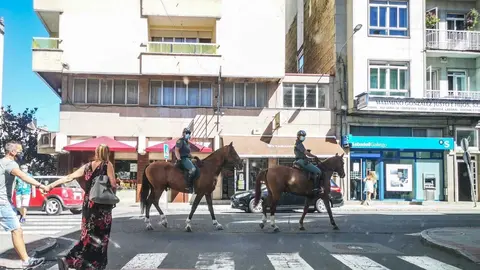 La Guardia Civil patrullando a caballo por la Avenida Luis Espada, esquina Lauriano Pel&aacute;ez. | FOTO: Noelia Caseiro.
