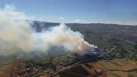 O incendio forestal que afecta &aacute; parroquia de Albarellos, Monterrei (Ourense). | FOTO: Recuperada.