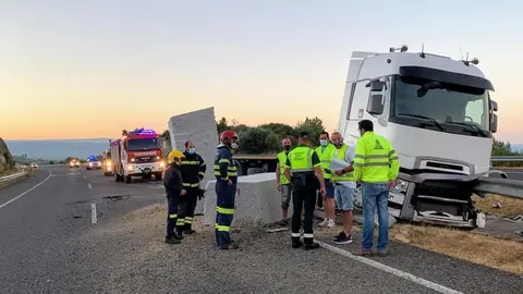 El accidente del tr&aacute;iler tuvo lugar en la autov&iacute;a A - 75, a la altura del kil&oacute;metro 7,5 sentido Ver&iacute;n. | FOTO: Guardia Civil de Tr&aacute;fico.