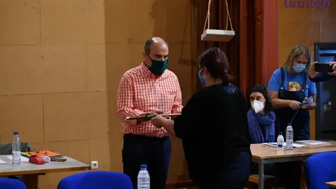 Abelardo Carballo, o novo alcalde de Viana do Bolo, recibe o bast&oacute;n de mando da concelleira nacionalista Natalia Est&eacute;vez. | FOTO: Noelia Caseiro.