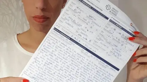 &Eacute;lida Fern&aacute;ndez, con la reclamaci&oacute;n interpuesta en el centro de salud este lunes.