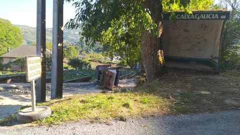 En la imagen, el "chimp&iacute;n" -como as&iacute; se le conoce popularmente a esta m&aacute;quina de obra- todav&iacute;a volcado en el lugar del accidente, minutos despu&eacute;s de que fuese rescatado el operario.