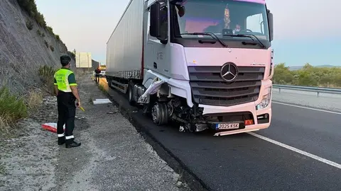 El tr&aacute;iler ha sufrido da&ntilde;os de consideraci&oacute;n en su lateral derecho, que le impide proseguir la marcha.