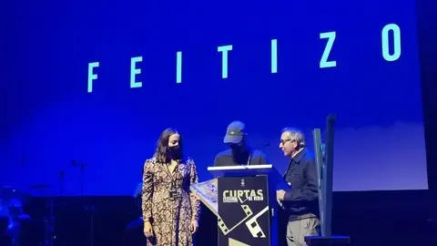 Todo qued&oacute; en casa esta vez dentro de la categor&iacute;a del Premio del P&uacute;blico: Patricia Porto y &Aacute;lex Gonz&aacute;lez recibieron el galard&oacute;n de manos de su autor, el artista de la madera Gerardo Fern&aacute;ndez.