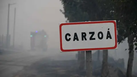 Carzo&aacute;, una de las aldeas v&iacute;ctima de las llamas de esta tarde. | FOTO: Noelia Caseiro.