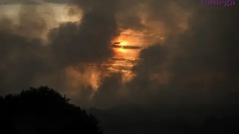 O fume chegou, por momentos, a provocar un verdadeiro eclipse solar. | FOTO: Noelia Caseiro.
