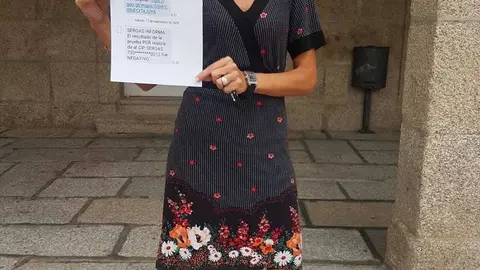 Rosario Rodr&iacute;guez muestra los mensajes recibidos del Sergas donde se confirma su negativo en coronavirus.