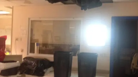 Cubos y empapadores colocados en los suelos de Urgencias.