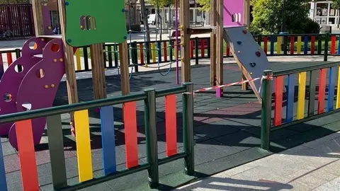 O parque do Concello de Ver&iacute;n permanece precintado, coma o resto dos xard&iacute;ns da vila.