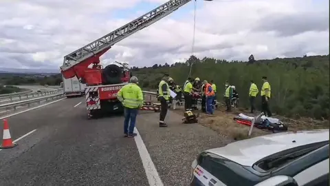Os bombeiros precisaron estender a s&uacute;a cesta para rescatar ao conductor do cami&oacute;n. | FOTO: Noelia Caseiro.