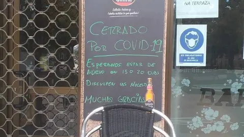 Cartel dun bar da praza do Concello de Ver&iacute;n, no que anuncia o motivo do seu peche. | FOTO: Xos&eacute; Lois Colmenero.
