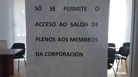 Cartel, sin fecha y sin aportar justificaci&oacute;n alguna, de la prohibici&oacute;n de acceder al sal&oacute;n de plenos por parte del p&uacute;blico.