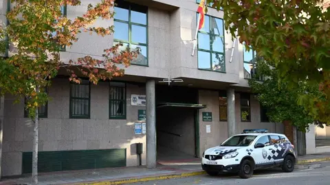 Sede dos xulgados da vila de Ver&iacute;n. | FOTO: Noelia Caseiro.