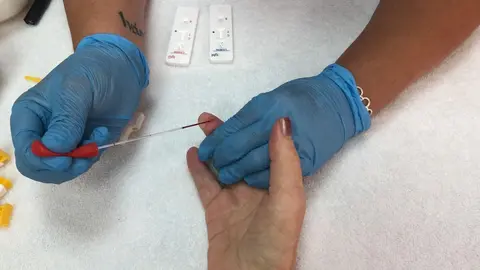 A directora do centro de d&iacute;a de Ver&iacute;n, no proceso de toma de mostras de sangue a un usuario. | FOTO: Raiola.