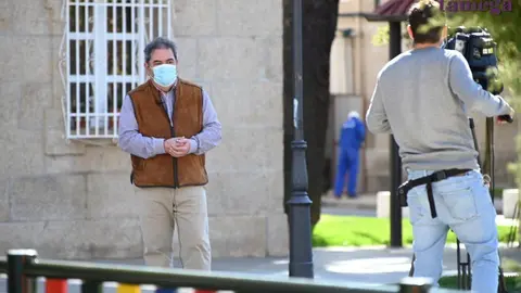 Gerardo Seoane, o alcalde, atendendo a un dos moitos medios de comunicaci&oacute;n estatais que se pasearon por Ver&iacute;n nas &uacute;ltimas xornadas. | FOTO: Noelia Caseiro.