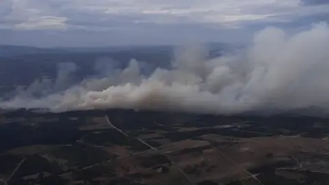 Imaxe do avance do lume cami&ntilde;o de Videferre (O&iacute;mbra). | FOTO: Diario de un Bombero.