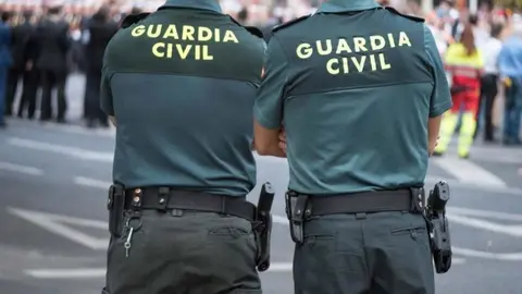 Axentes da Garda Civil.