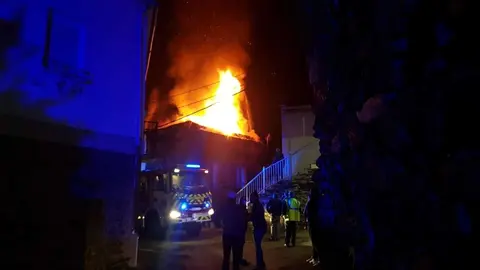 La imagen enviada por un testigo da cuenta de la virulencia de las llamas.