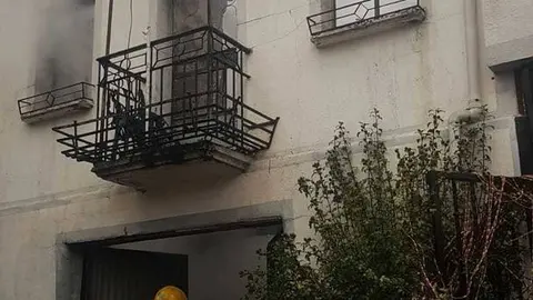 A vivenda que ardeu nesta madrugada de domingo, en Laza, a segunda en tres d&iacute;as.
