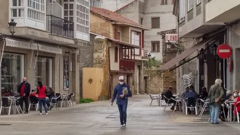 Algunos bares de Ver&iacute;n volvieron este domingo a montar sus terrazas. | FOTO: Xos&eacute; Lois Colmenero.