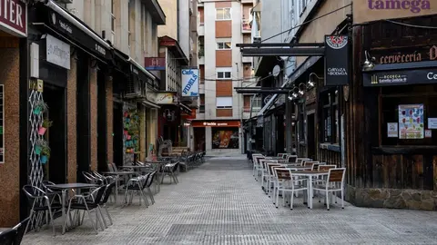 A r&uacute;a Montemaior -na imaxe- volver&aacute; a estar sen terrazas, polo menos, un mes m&aacute;is. | FOTO: Noelia Caseiro.