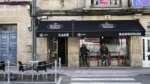 Apurando as horas para un novo peche de bares e cafeter&iacute;as en Ver&iacute;n. | FOTO: Noelia Caseiro.