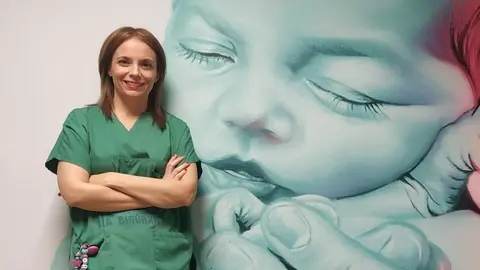 La matrona y psic&oacute;loga Mar&iacute;a Bel&eacute;n V&aacute;zquez, en el paritorio verinense.