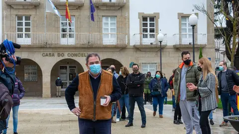Seoane Fidalgo, o alcalde de Ver&iacute;n, o d&iacute;a da concentraci&oacute;n dos hostaleiros diante da Casa do Concello. | FOTO: Carlos G&oacute;mez.