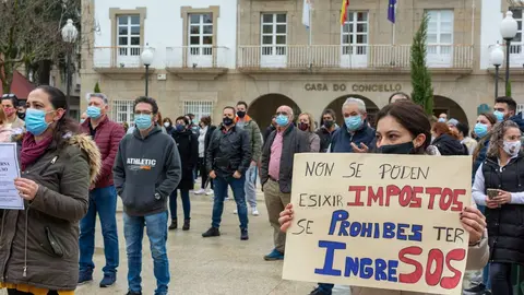 M&aacute;s de medio millar de personas se concentraron a las puertas del consistorio verinense para reclamar una pronta reapertura de sus establecimientos. | FOTO: Carlos G&oacute;mez.