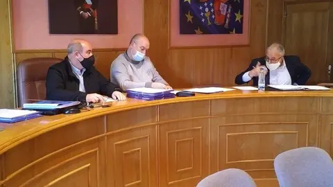 Jes&uacute;s Blanco Conde, a la derecha, en una de sus incontables interpelaciones en el pleno ordinario de este jueves en Laza. | FOTO: Xos&eacute; Lois Colmenero.