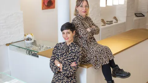 Victoria Eugenia (izquierda) y Esther, la tercera generaci&oacute;n de Pato Joyeros, poco antes de inaugurar su tienda en la calle Mayor de Ver&iacute;n. | FOTO: Borys Mart&iacute;nez.