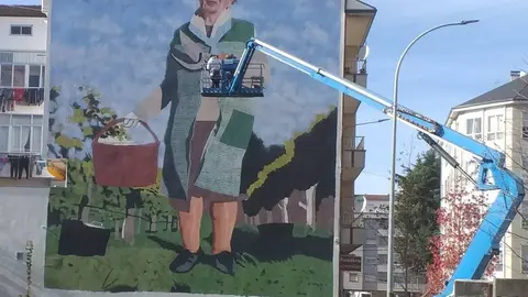Yoseba MP est&aacute; a punto de terminar el mural de la "superabuela" Isabel Alonso. | FOTO: Xos&eacute; Lois Colmenero.